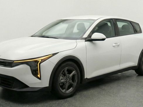 Used 2025 Kia K4 FWD image 2