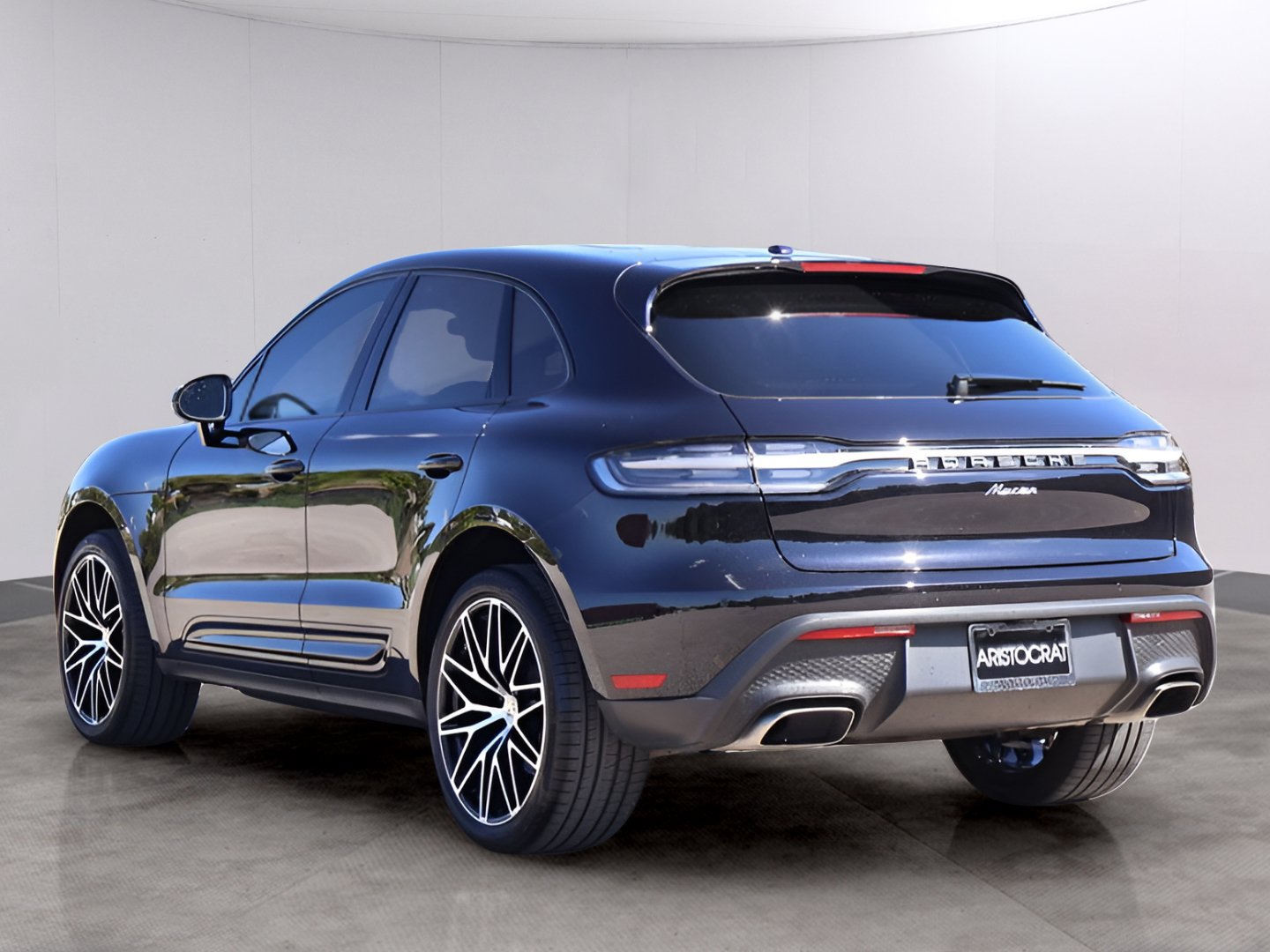 Certified 2025 Porsche Macan AWD/4WD image 3