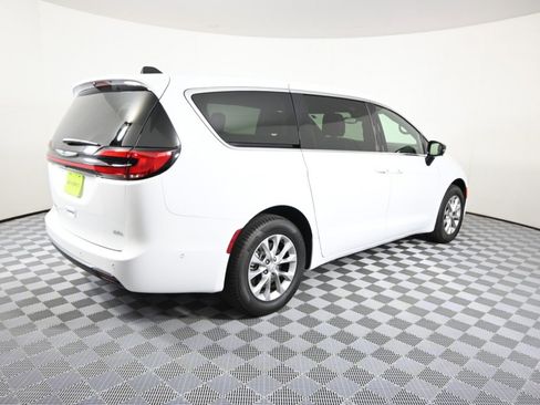 Used 2025 Chrysler Pacifica Select image 6