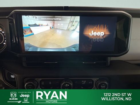 Used 2024 Jeep Gladiator Sport image 31