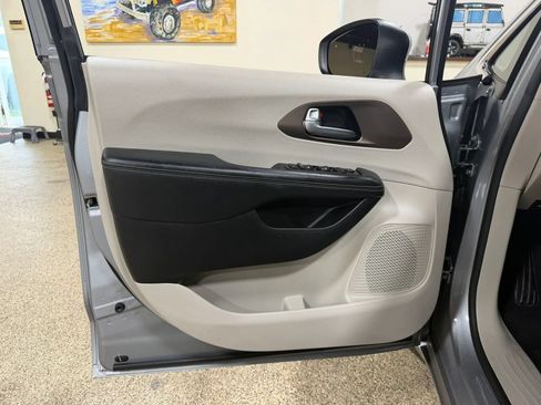 Used 2021 Chrysler Voyager L FWD image 14