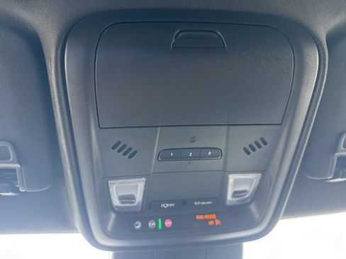 Used 2025 Cadillac XT4 Premium Luxury FWD image 18