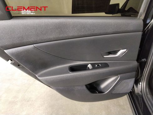 Used 2025 Hyundai Elantra SE FWD image 21