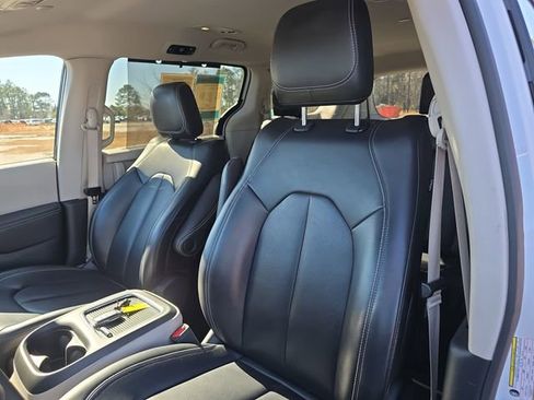 Used 2023 Chrysler Pacifica Touring-L image 21