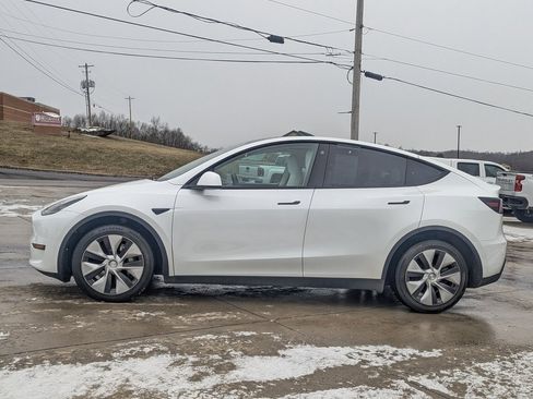 Used 2021 Tesla Model Y Long Range image 9
