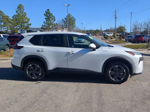 Used 2024 Nissan Rogue SV image 3