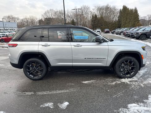 New 2025 Jeep Grand Cherokee Limited w/ Trailer Tow Package AWD/4WD image 7