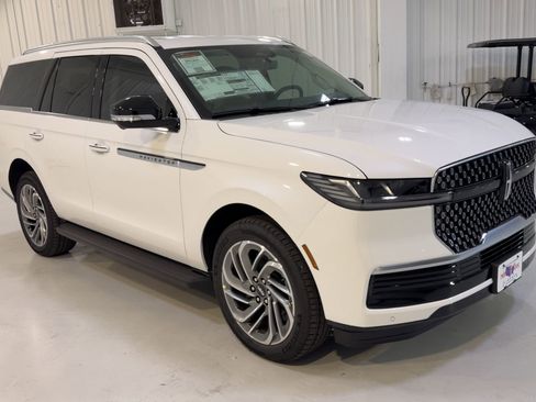 New 2026 Lincoln Navigator Premiere AWD/4WD image 3