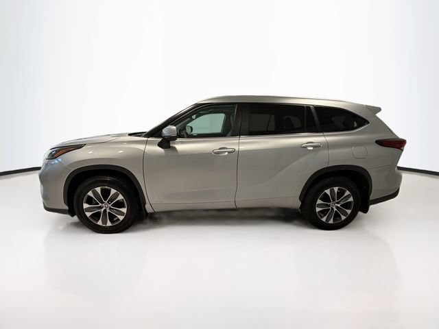 Used 2024 Toyota Highlander XLE AWD/4WD image 4