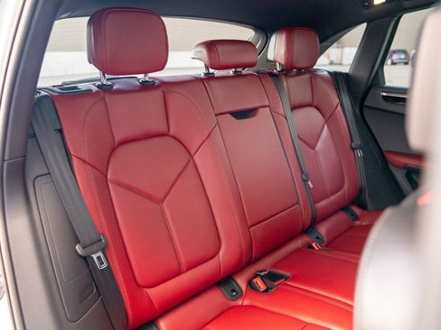 Certified 2025 Porsche Macan image 21
