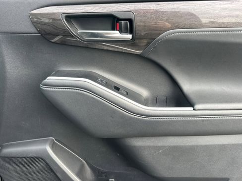 Used 2022 Toyota Highlander Limited image 21