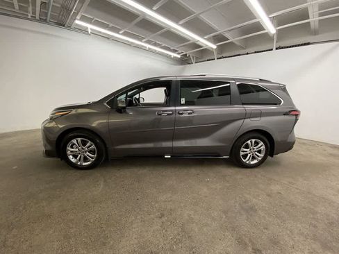 Used 2024 Toyota Sienna Platinum image 3