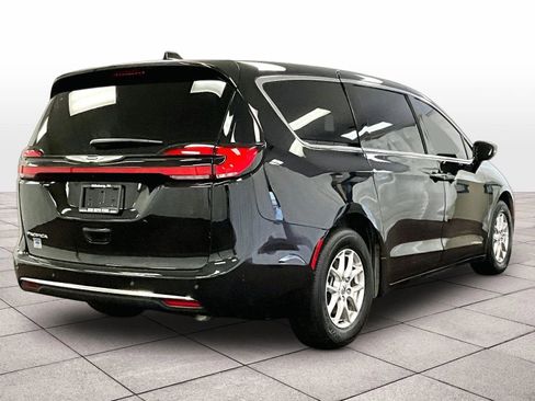 Used 2025 Chrysler Pacifica Select FWD image 11
