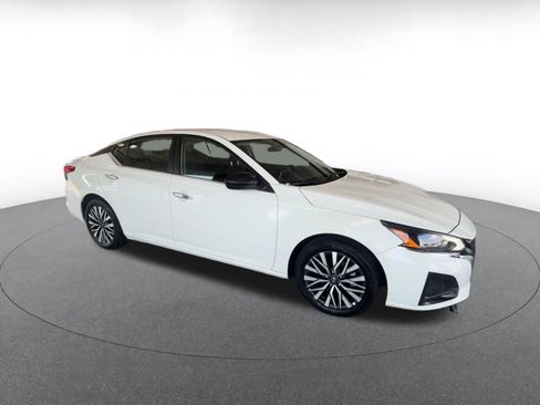 Used 2025 Nissan Altima 2.5 SV FWD image 2