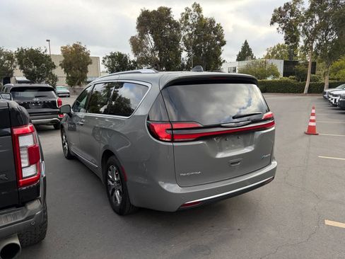 Used 2023 Chrysler Pacifica Pinnacle FWD image 4