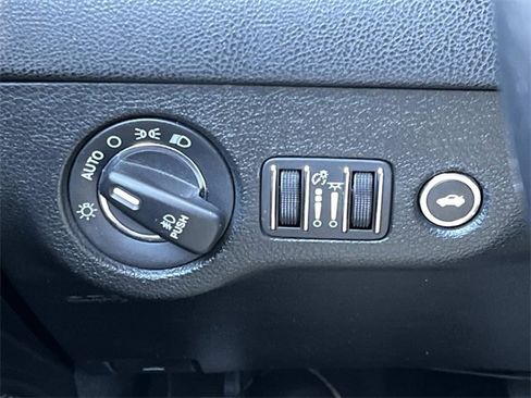 Used 2017 Chrysler 300 C image 32