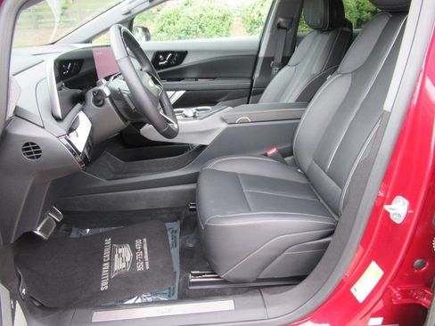 Certified 2025 Cadillac Optiq Sport 2 w/ LPO, Floor Liner Package AWD/4WD image 19