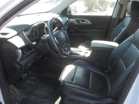 Used 2020 Chevrolet Traverse LT w/ LPO, Blackout Package image 3
