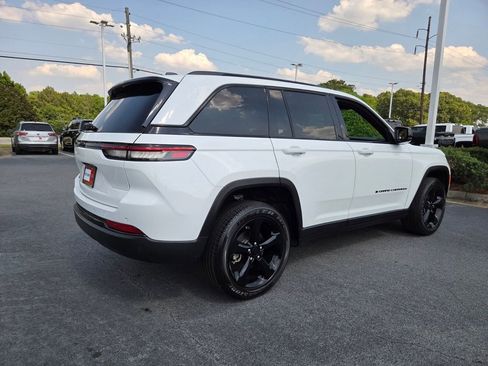 Used 2023 Jeep Grand Cherokee Altitude image 12