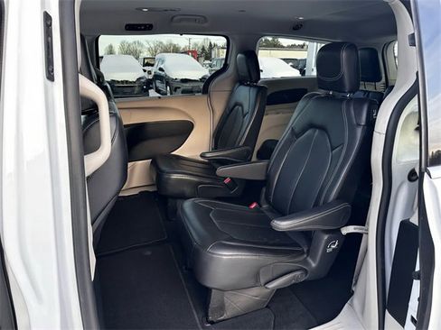 Used 2024 Chrysler Pacifica Touring-L image 10