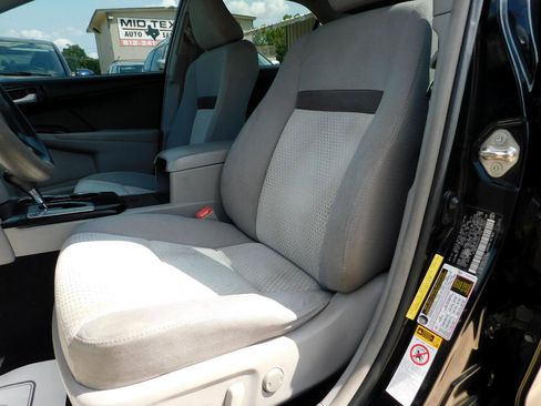 Used 2014 Toyota Camry LE image 11