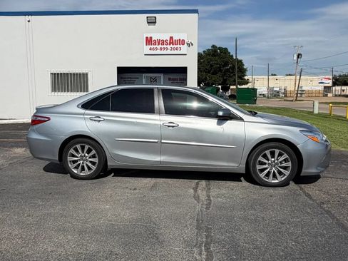 Used 2016 Toyota Camry XLE w/ Moonroof Package FWD image 2