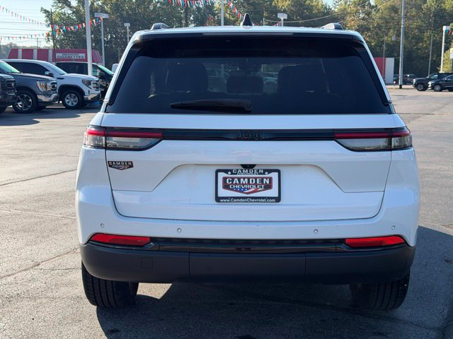Used 2025 Jeep Grand Cherokee Altitude RWD image 10