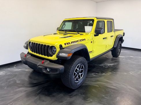 Used 2024 Jeep Gladiator Rubicon w/ Convenience Group AWD/4WD image 4