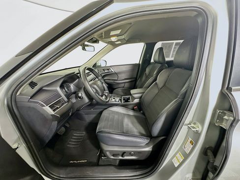 Used 2024 Mitsubishi Outlander SE image 13