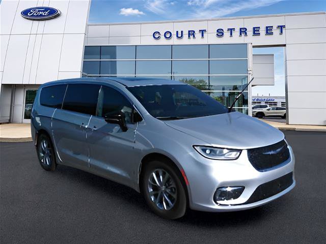 Used 2026 Chrysler Pacifica Limited FWD image 2