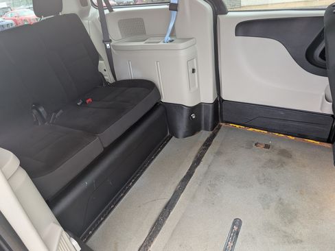Used 2018 Dodge Grand Caravan SE w/ UConnect Hands-Free Group FWD image 22