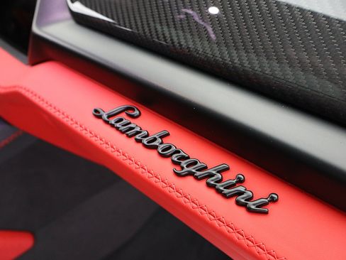 Used 2025 Lamborghini Urus SE AWD/4WD image 30
