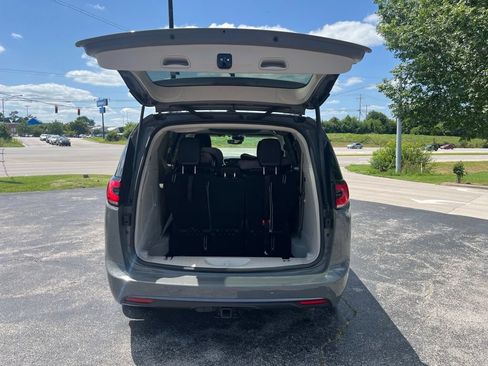 Used 2023 Chrysler Pacifica Touring-L w/ Uconnect Theater Family Group AWD/4WD image 12