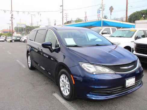 Used 2020 Chrysler Voyager LX image 1
