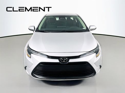 Used 2023 Toyota Corolla LE image 3