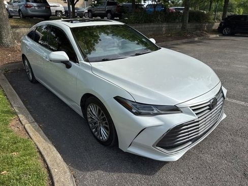 Used 2019 Toyota Avalon Limited FWD image 1