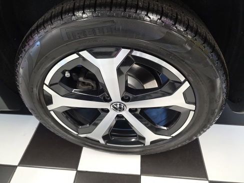 Certified 2025 Volkswagen Tiguan SE image 30