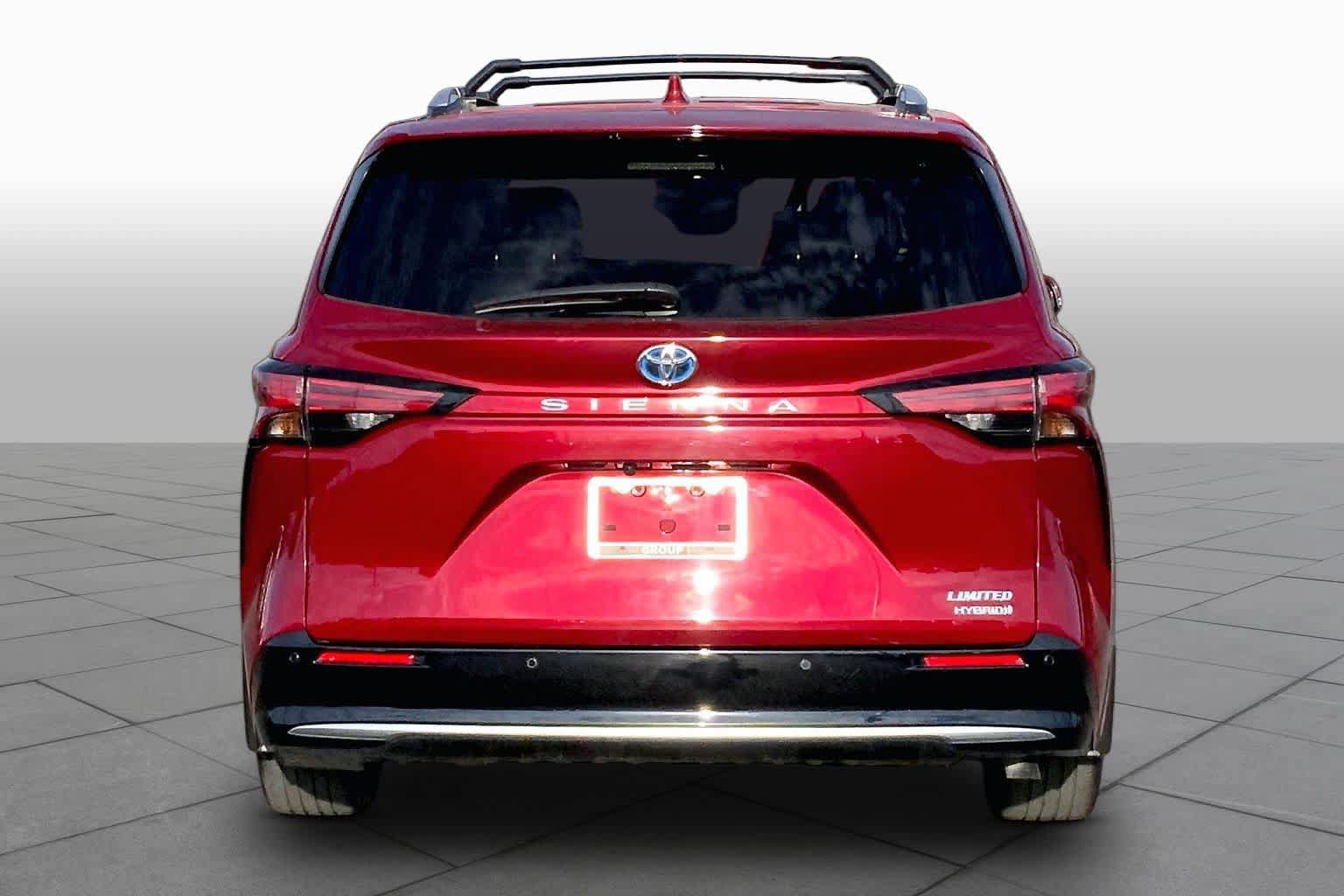 Used 2023 Toyota Sienna Limited FWD image 5