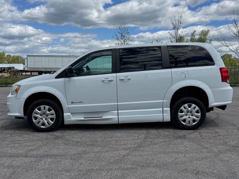 Used 2018 Dodge Grand Caravan SE FWD image 2