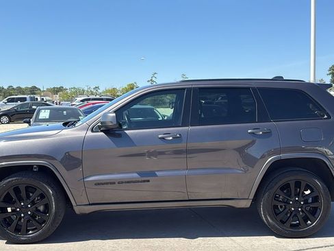 Used 2018 Jeep Grand Cherokee Altitude image 2