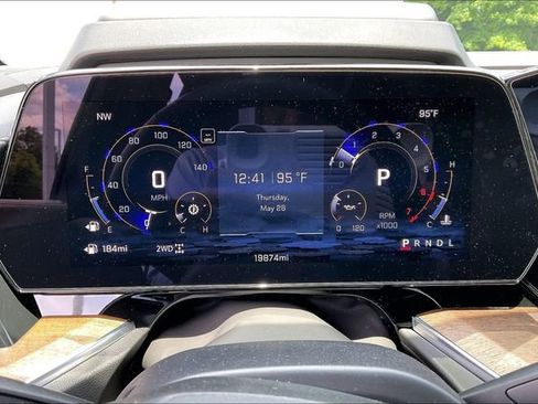 Used 2025 Chevrolet Tahoe High Country AWD/4WD image 10