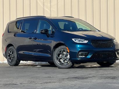 New 2025 Chrysler Pacifica Premium