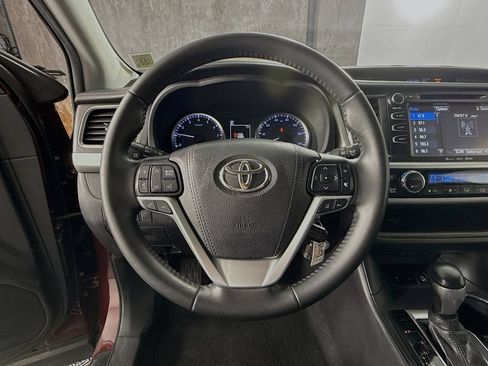 Used 2019 Toyota Highlander Plus AWD/4WD image 11
