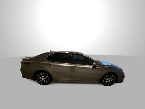 Certified 2022 Toyota Camry SE image 9