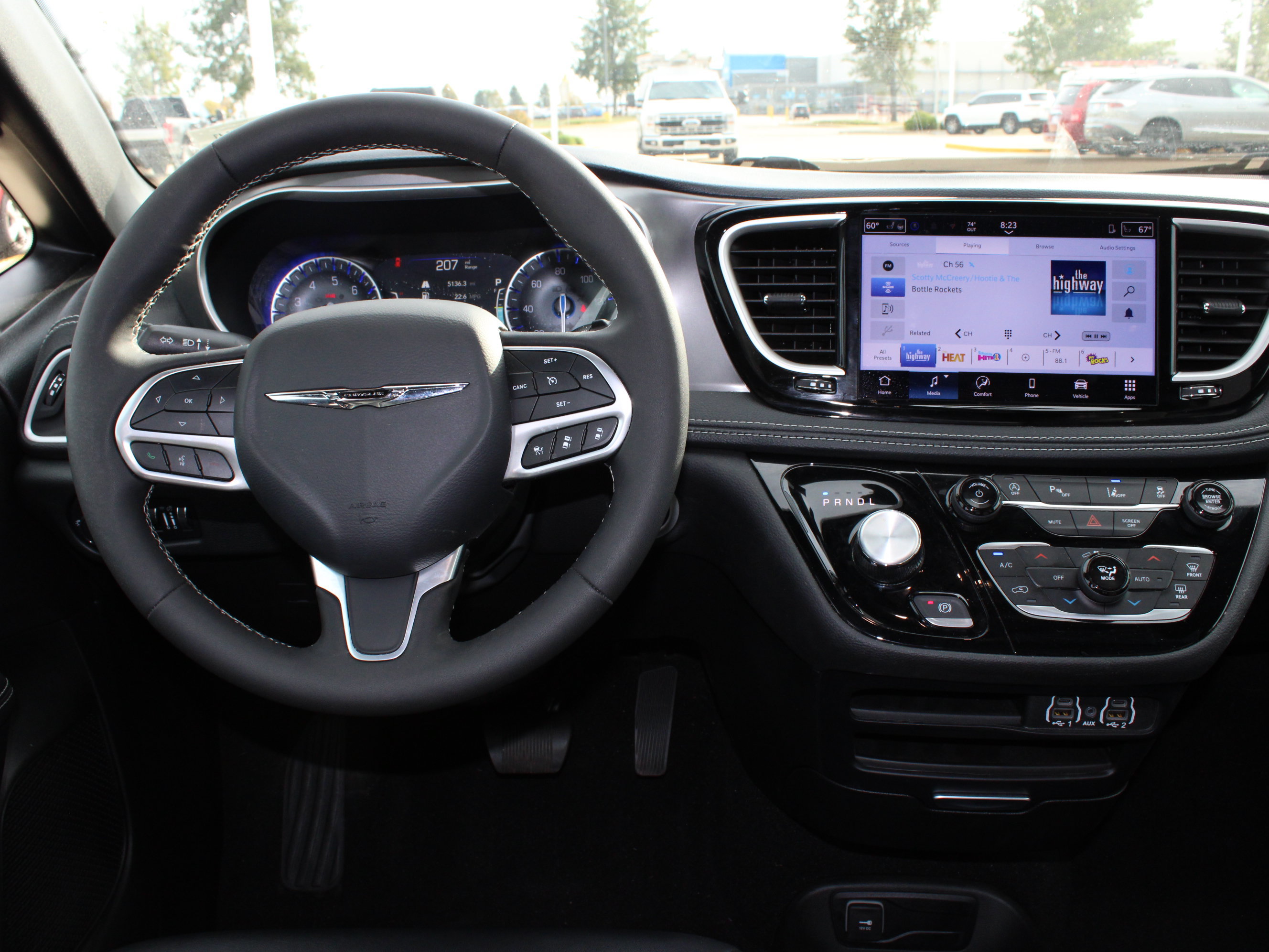 Used 2025 Chrysler Pacifica Select FWD image 9