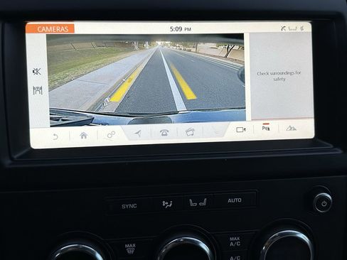 Used 2018 Land Rover Discovery SE image 45