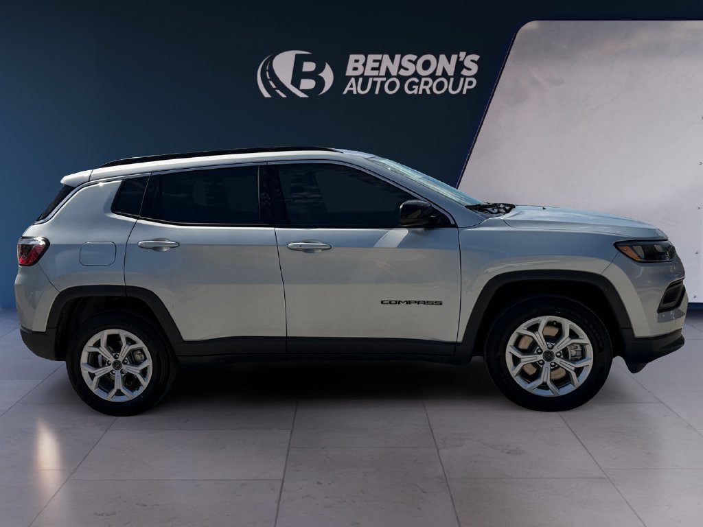 Used 2026 Jeep Compass Latitude AWD/4WD image 6