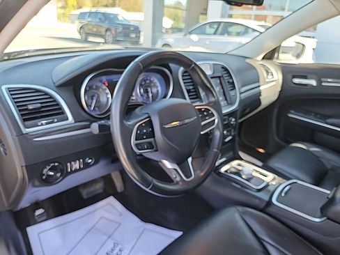 Used 2018 Chrysler 300 Touring L image 9