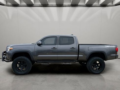 Used 2019 Toyota Tacoma TRD Off-Road w/ Technology Package AWD/4WD image 2