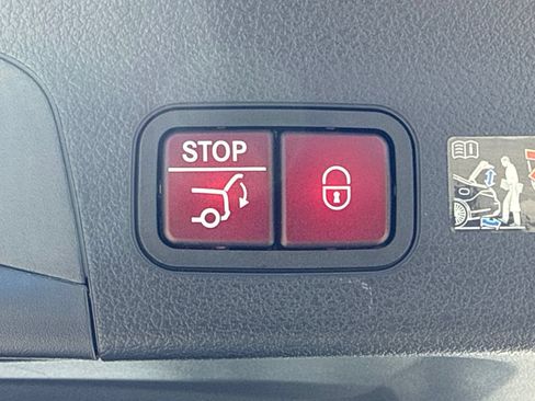 Used 2025 Mercedes-Benz GLS 580 4MATIC image 16